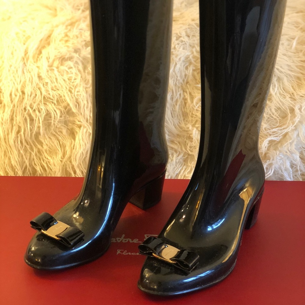 Stunning FERRAGAMO heeled rain boots!
